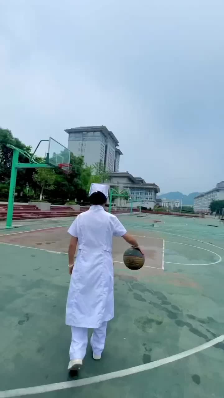 四川雅安女护士晒打球：最后一次在学校的篮球场上拉杆上篮