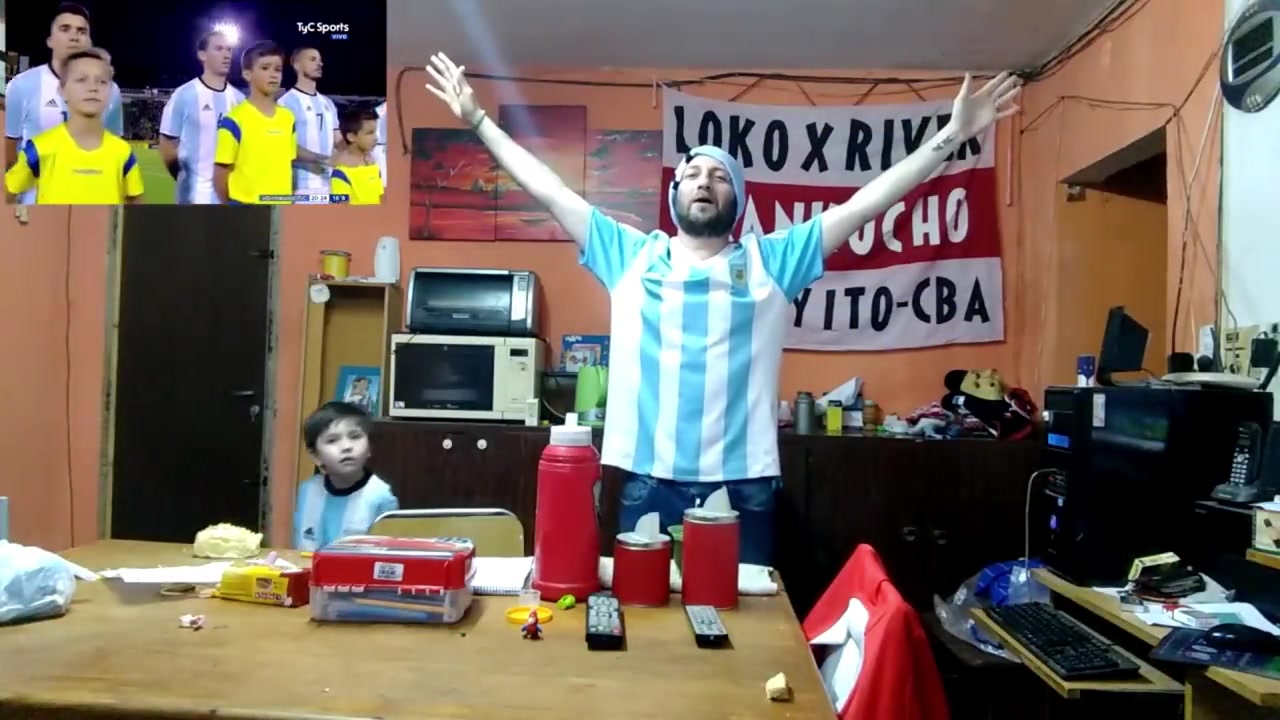 阿根廷球迷看梅西 帽子戏法逆转厄瓜多尔