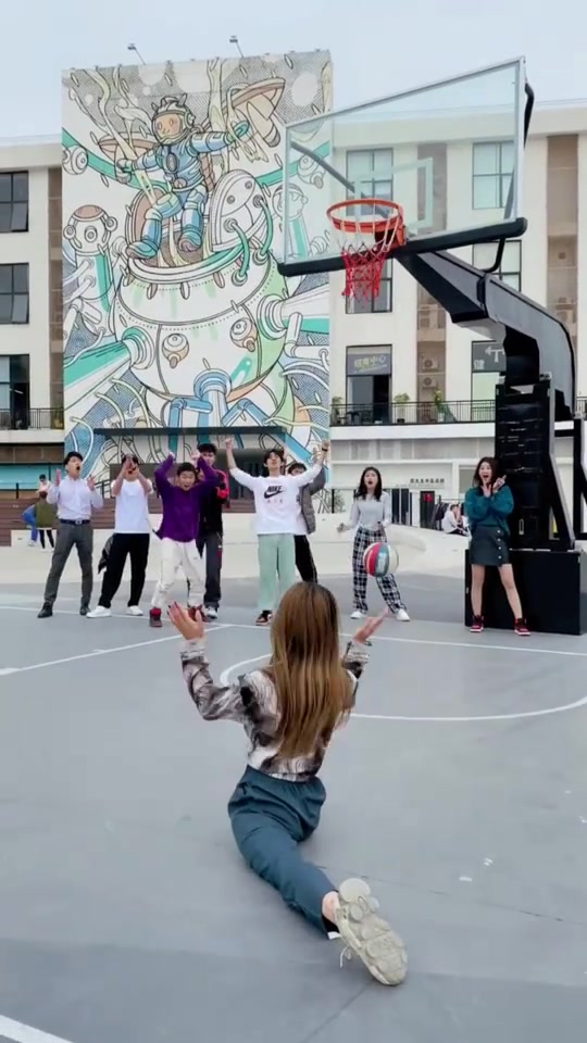 小姐姐这样投篮不怕拉到胯么？