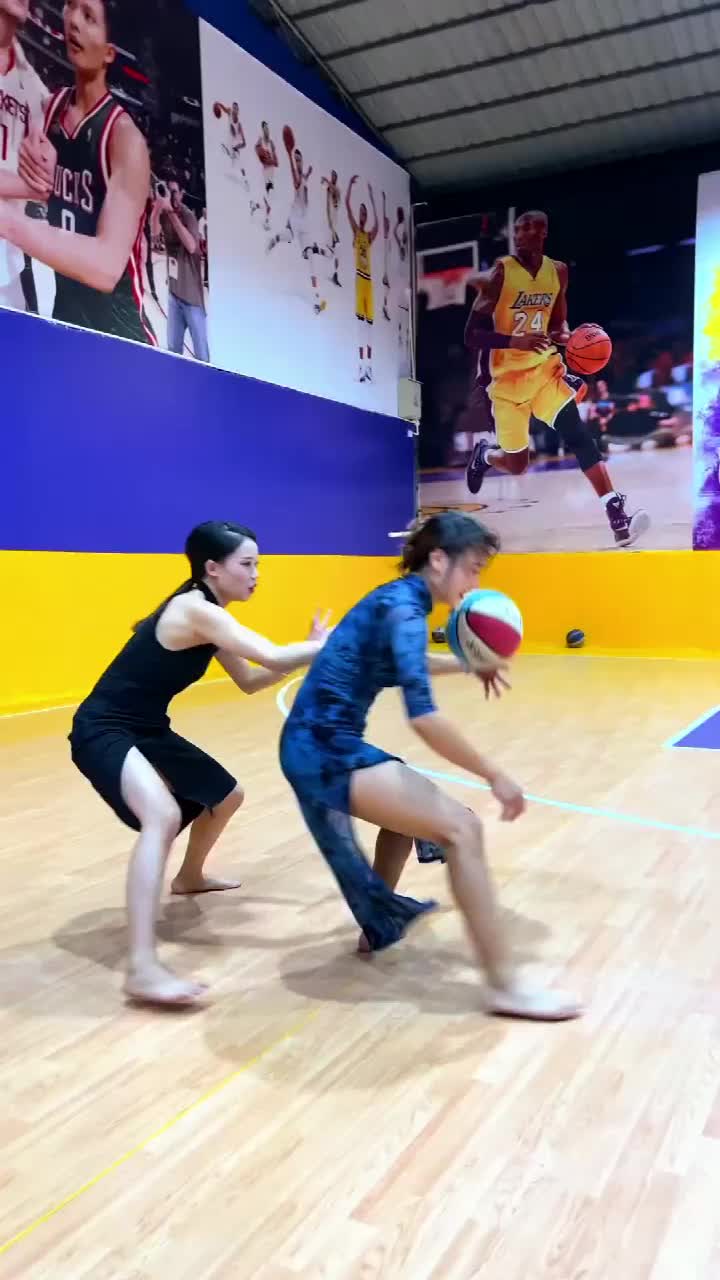孙悟空刚出来时都没你俩开心？感觉俩小姐姐打球像在盘丝洞玩