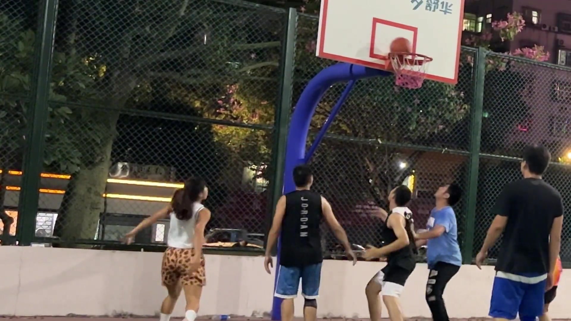 有点东西！????这豹纹小姐姐跟男生打不落下风呀