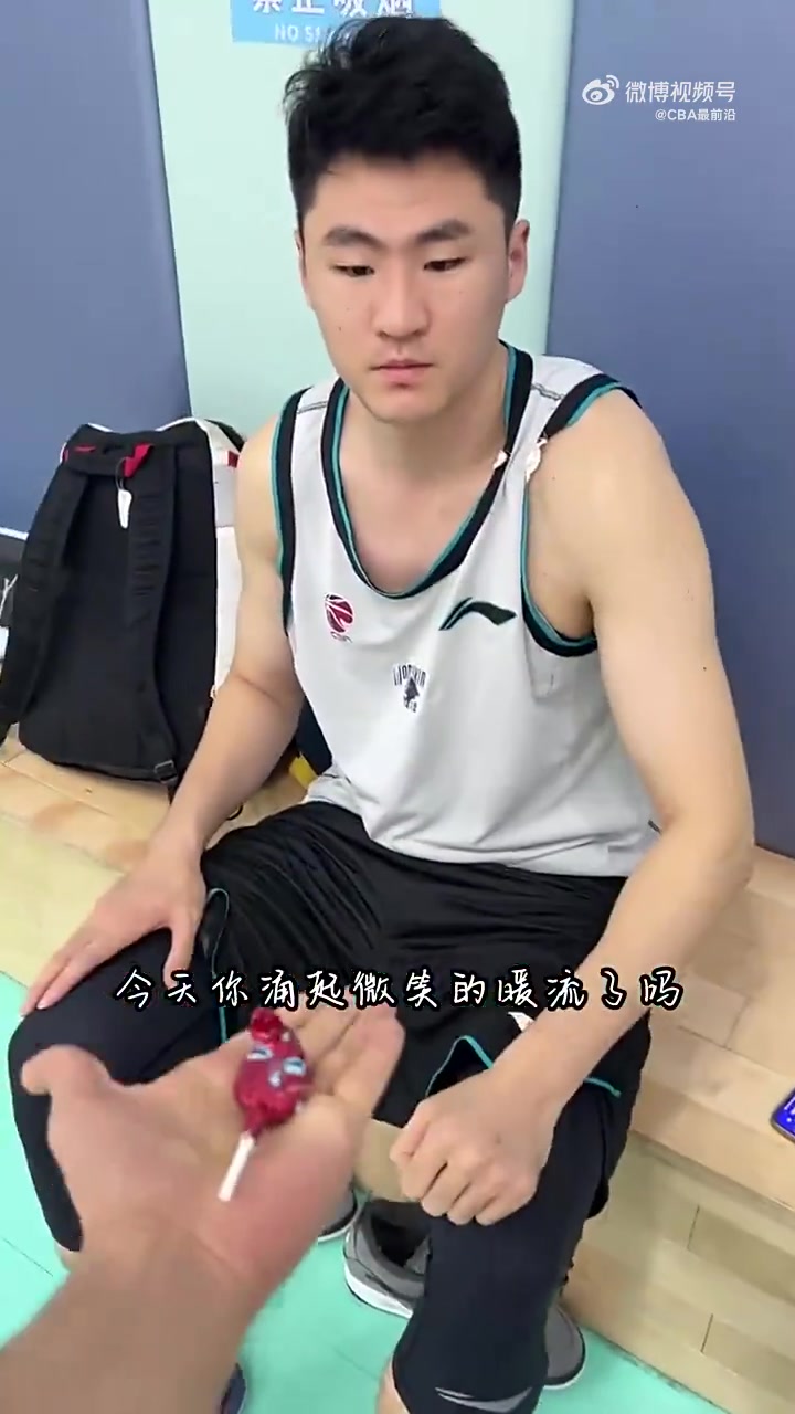 还得是你会玩！西热力江与队员击拳送糖果