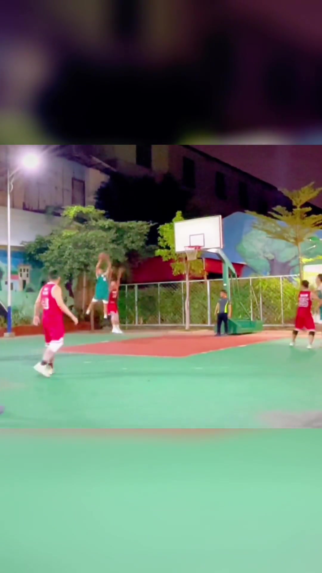 篮球高手在民间！你敢信视频中的矮个男子操作如此劲爆！？