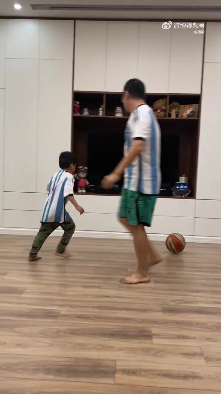 技术如何？????杨毅在家中穿阿根廷球衣和儿子单挑，最后落败