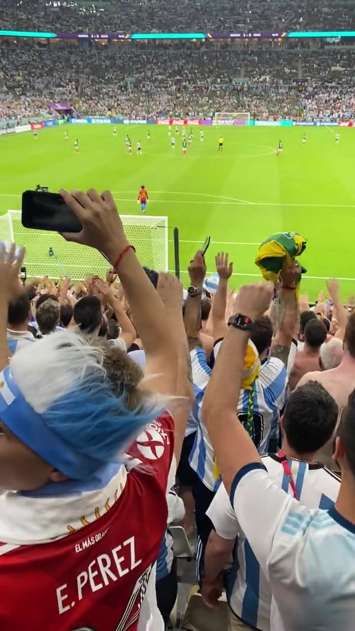 梅西进球后现场的阿根廷球迷高声膜拜