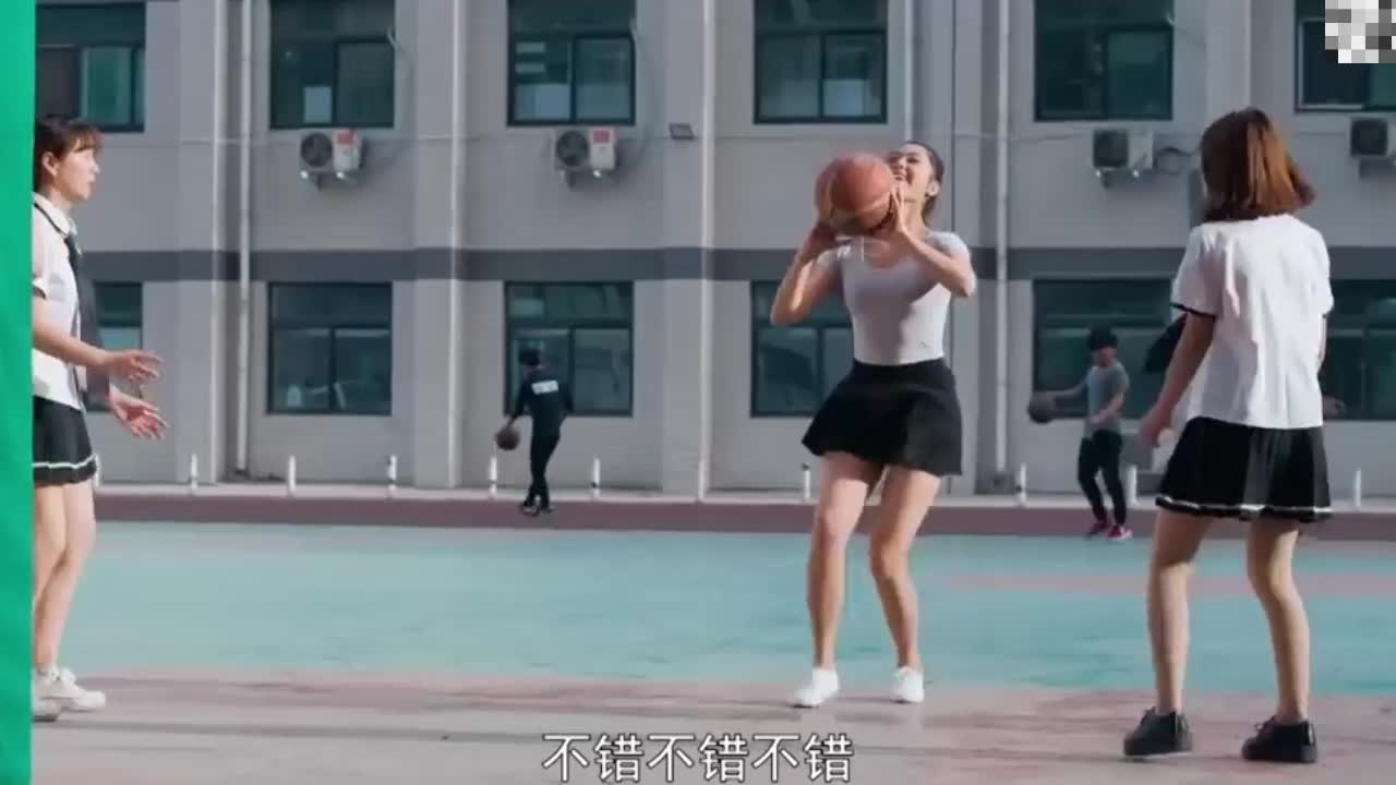身材好也不能这样呀！????小哥偷看学姐打球 浮想联翩狂流鼻血