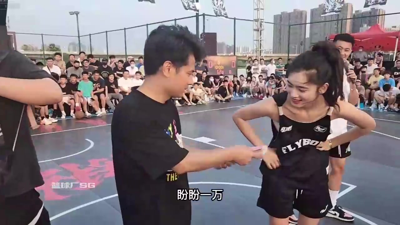 赢一球给一万！和篮球女网红打一场单挑要花不少钱吧????