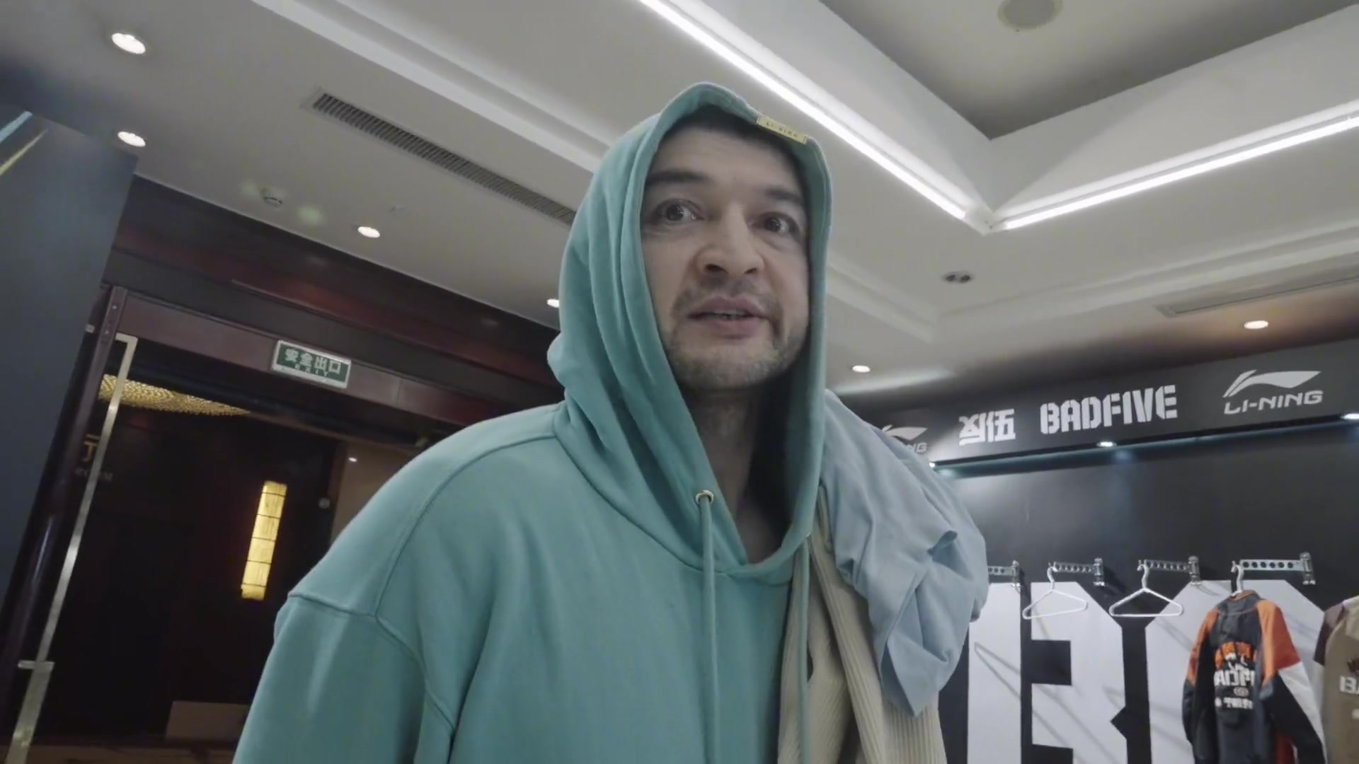 全场消费由西公子买单！????西热力江带队员到店里挑衣服