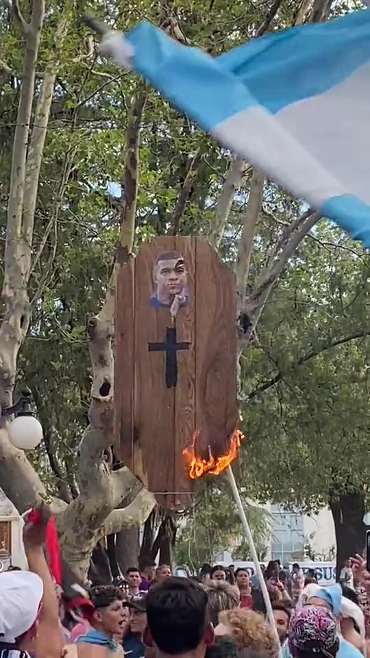 这就过了！阿根廷球迷焚烧带有姆巴佩照片的棺材板