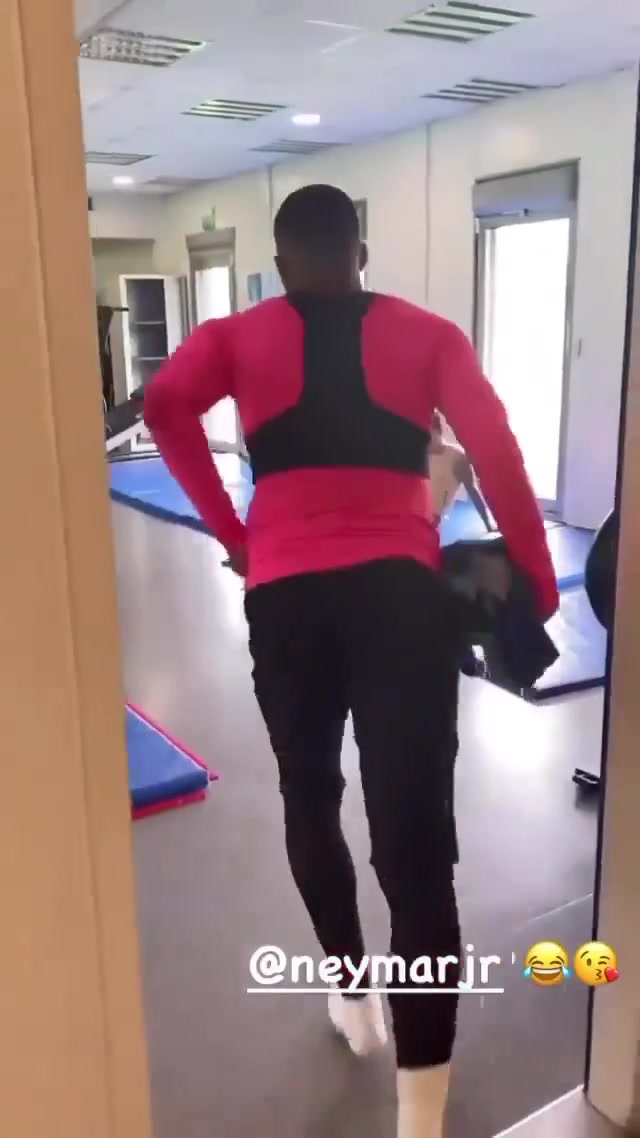恶作剧???? 姆巴佩曾当着众人把一大坨湿毛巾砸到内马尔脸上