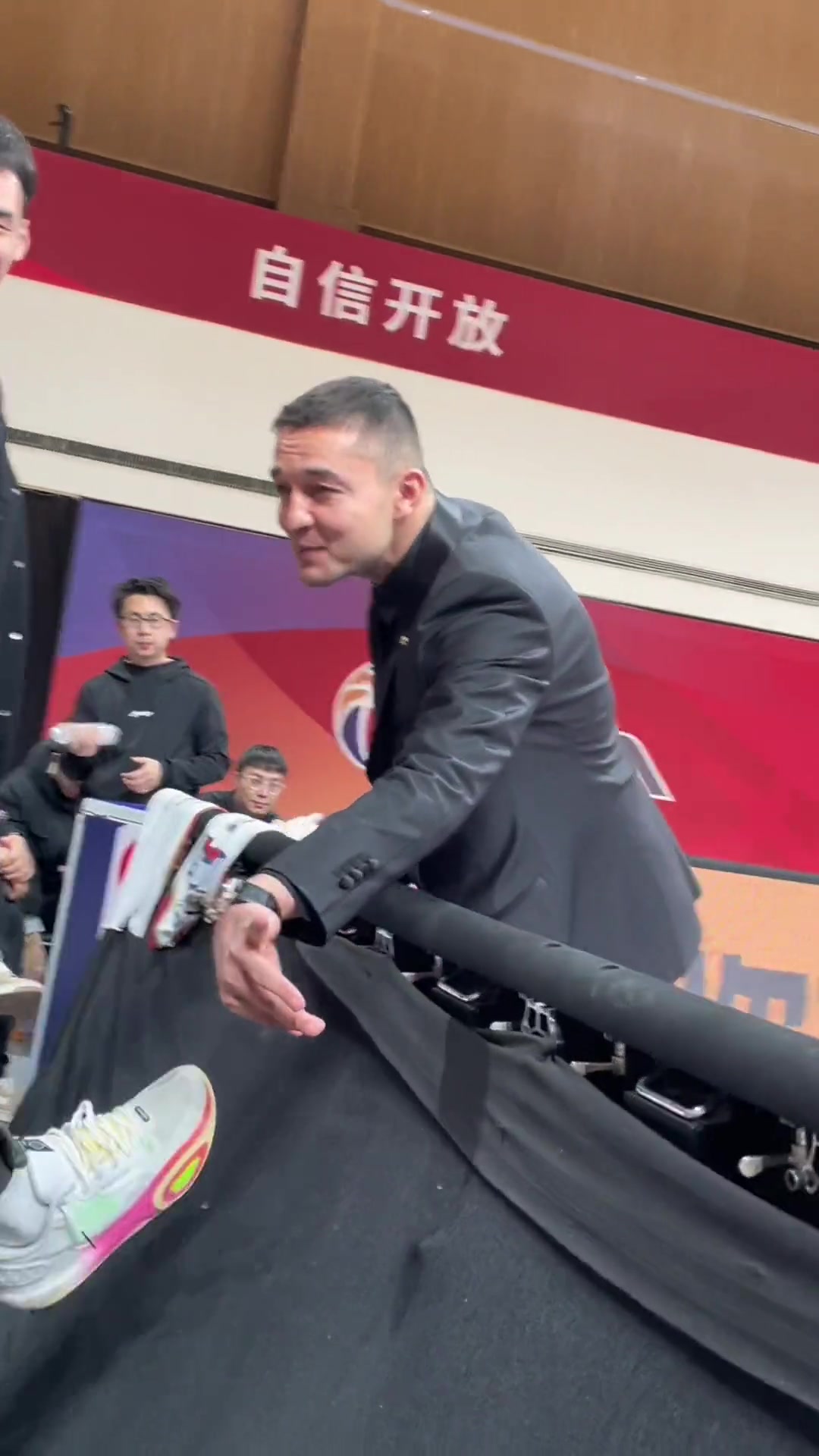 教练兼球员就是赚钱呀！????西热在场边向替补球员席晒名表