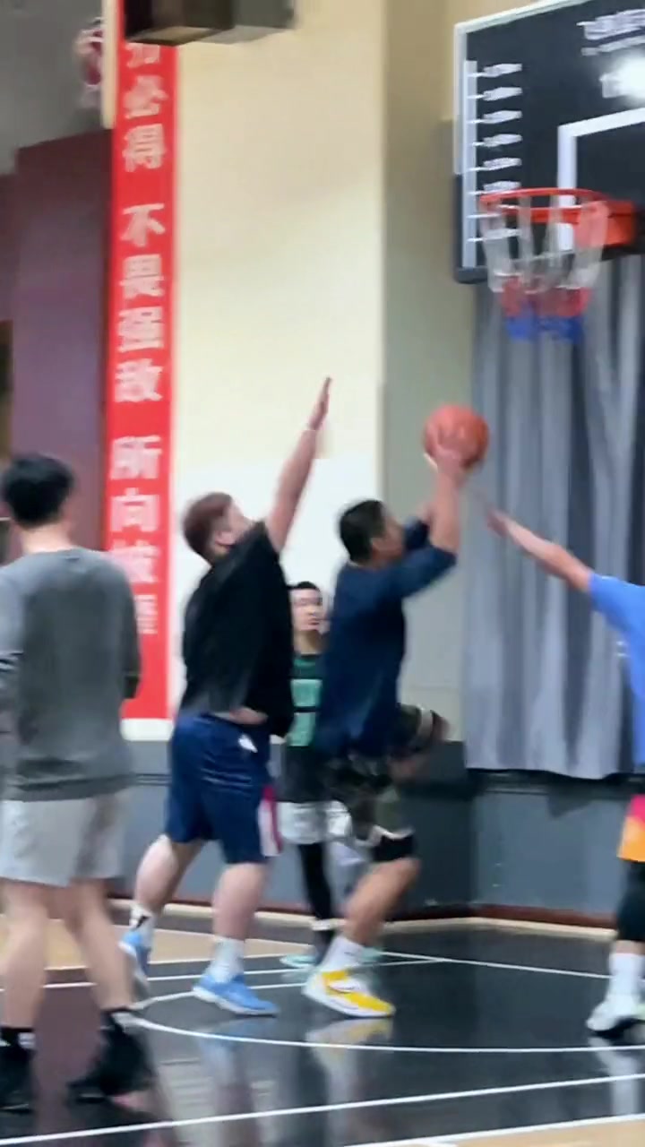 大哥你打球咋约里约气的????