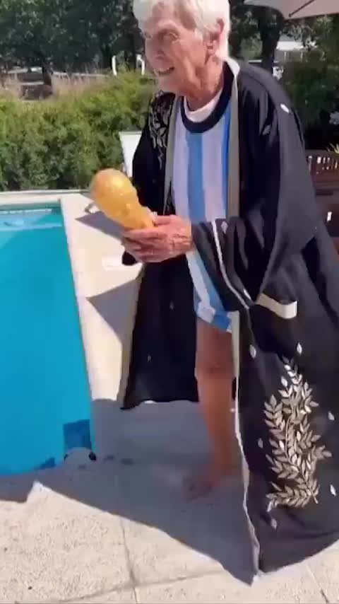78岁阿根廷老人自己生日模仿梅西捧杯