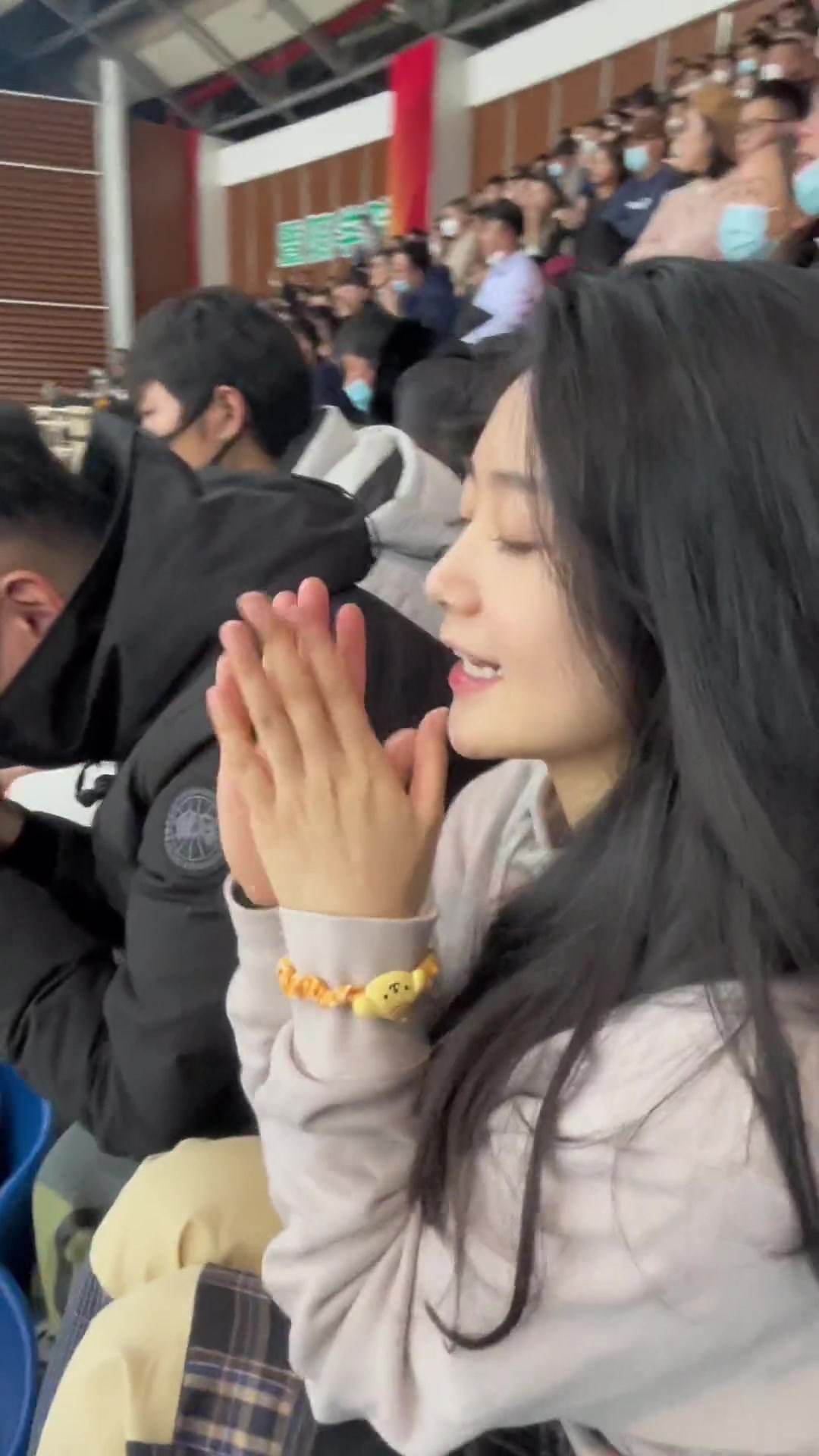 美女现场与广东DJ互动 被拍到时竟害羞了????