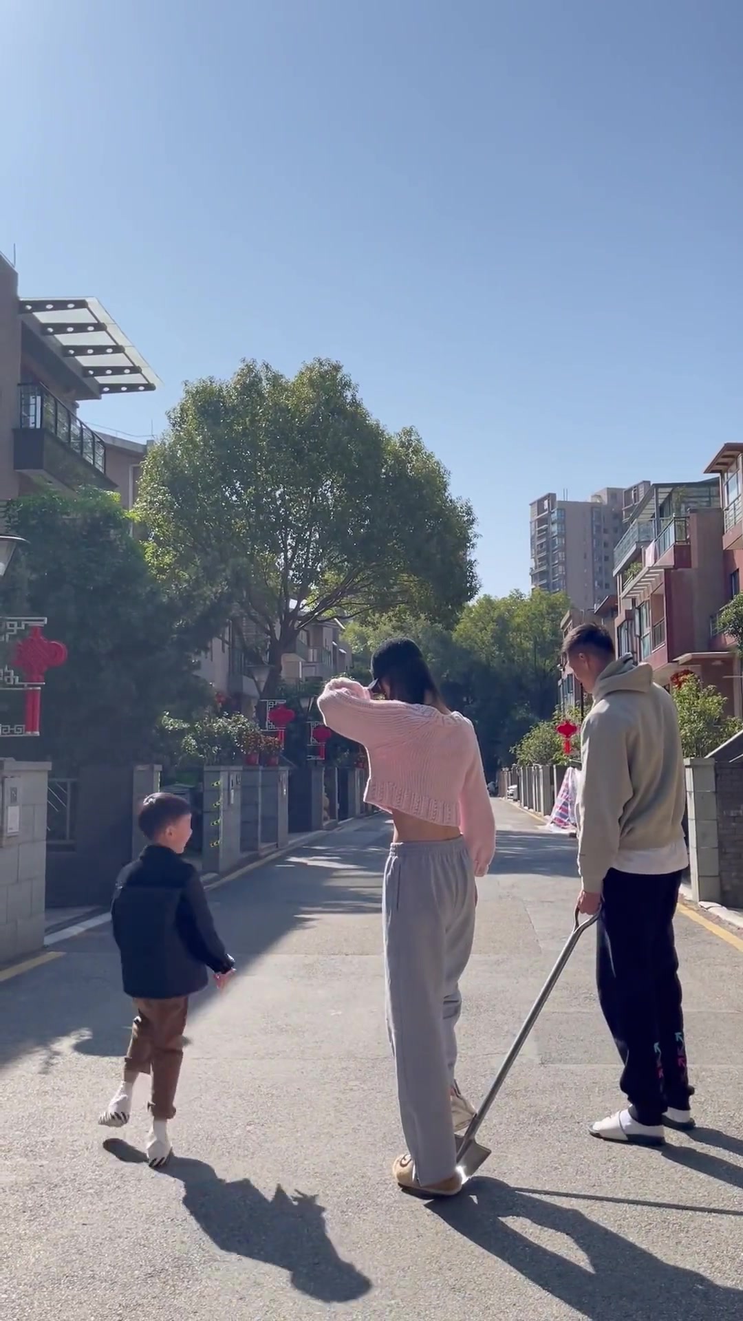 周队是懂浪漫的！周鹏带小美用铁铲转圈圈