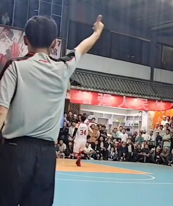 球员打进压哨 裁判竟比球员还兴奋????