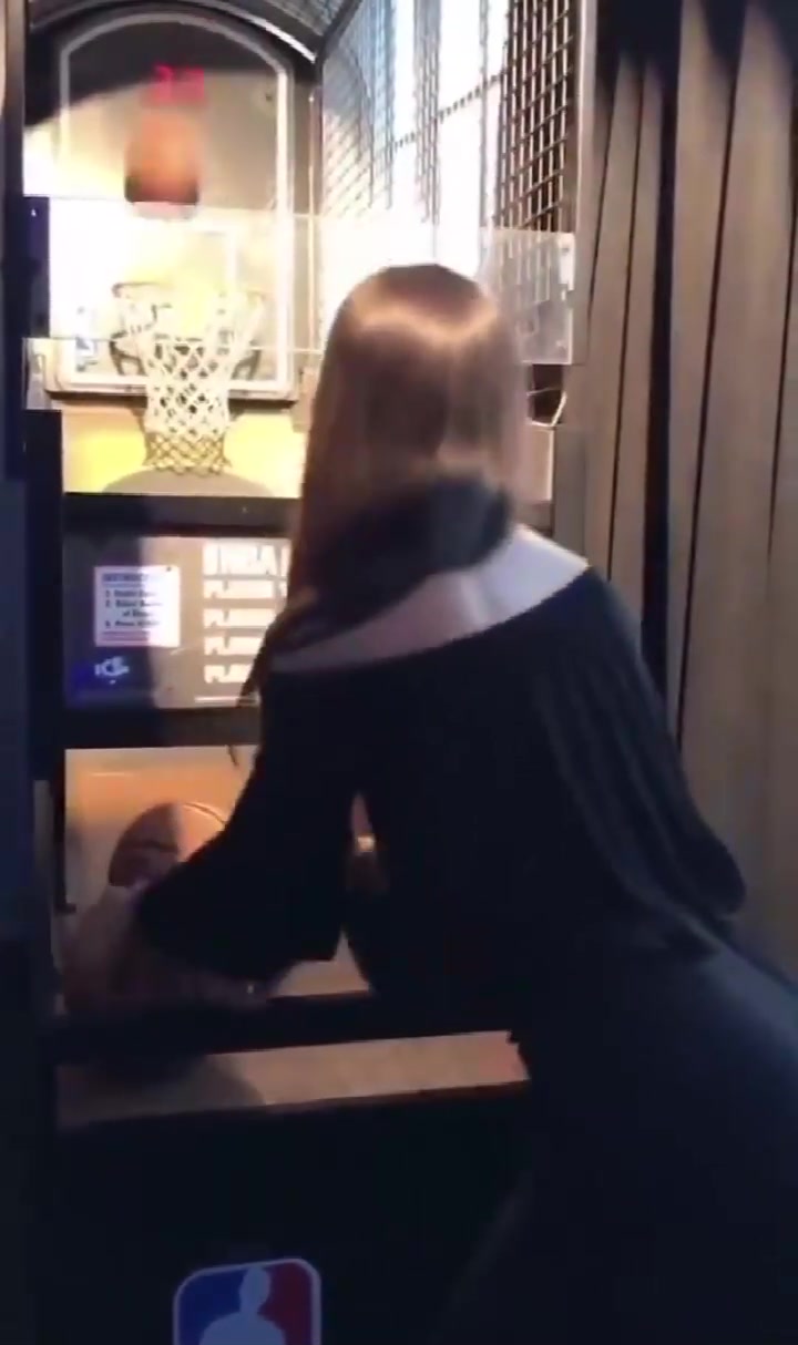 小姐姐玩投篮机百发百中，有没不服的弟弟来挑战下？????