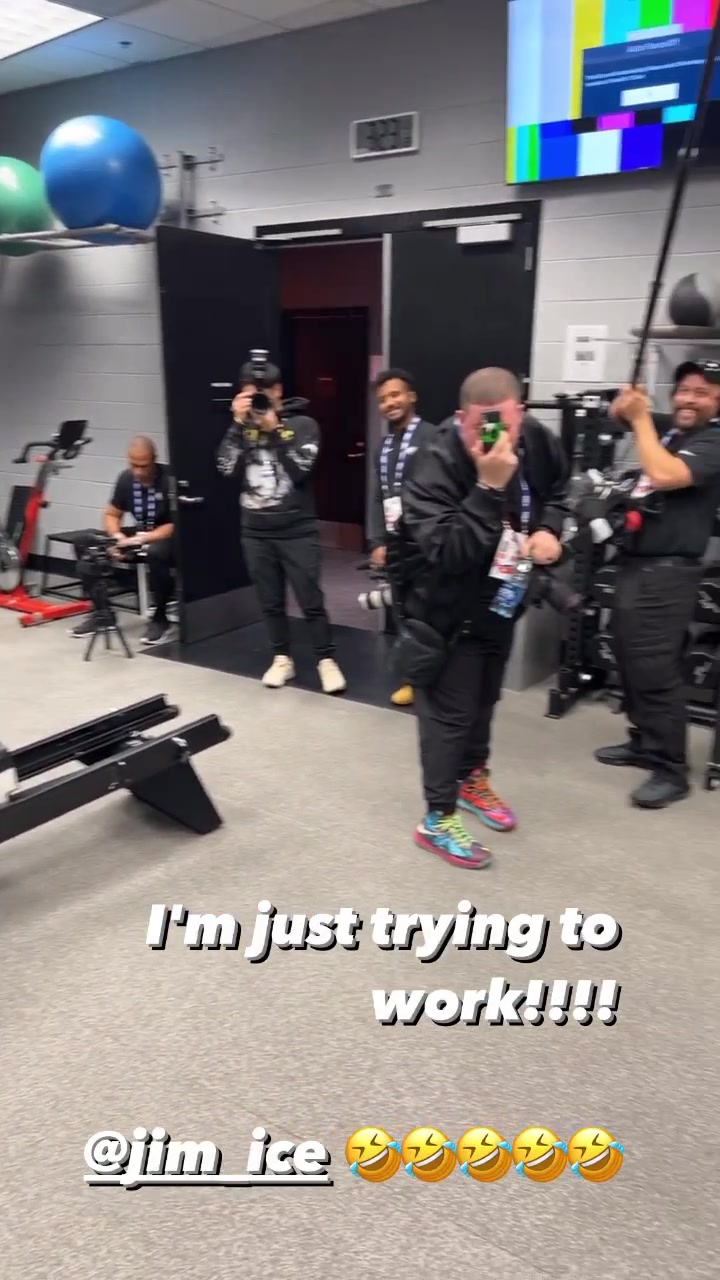 老头这笑声????詹姆斯赛前健身发视频：被记者包围