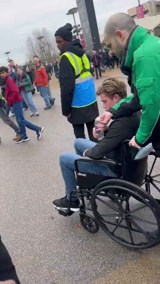 被一拳打翻切尔西球迷后续：直接坐轮椅了????