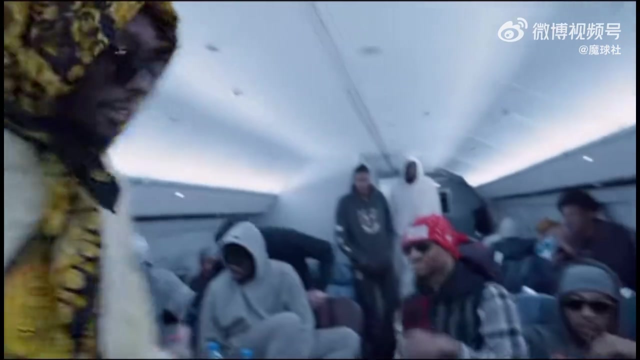 开拓者全队在飞机上被困7小时，利拉德带领全队开启rap模式！