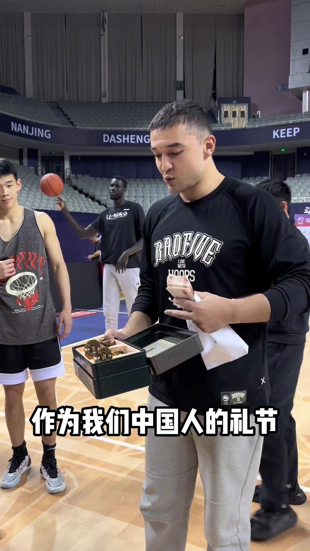 大气！西热拿现金与礼物奖励球员们 这氛围真不错????
