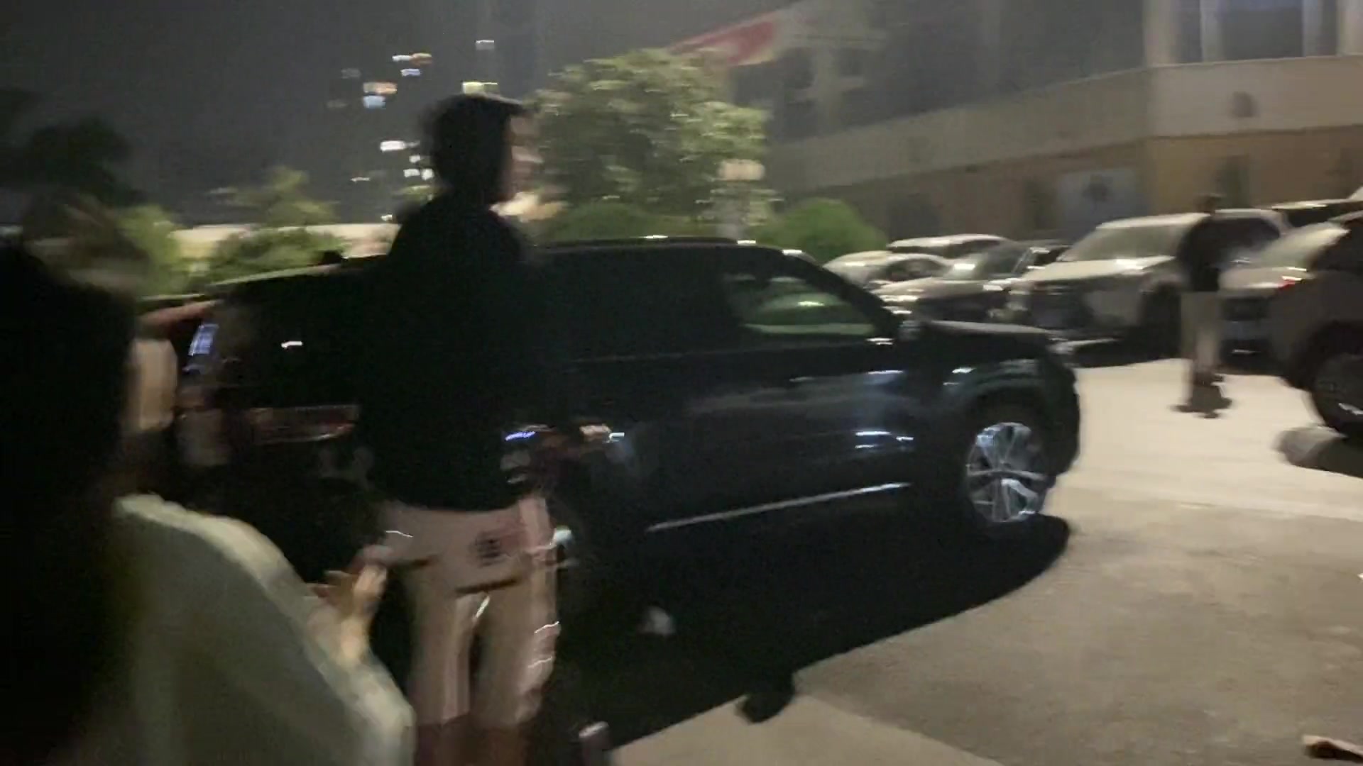 林葳踩着滑板车 小姐姐在后面一直追着要合影签名????