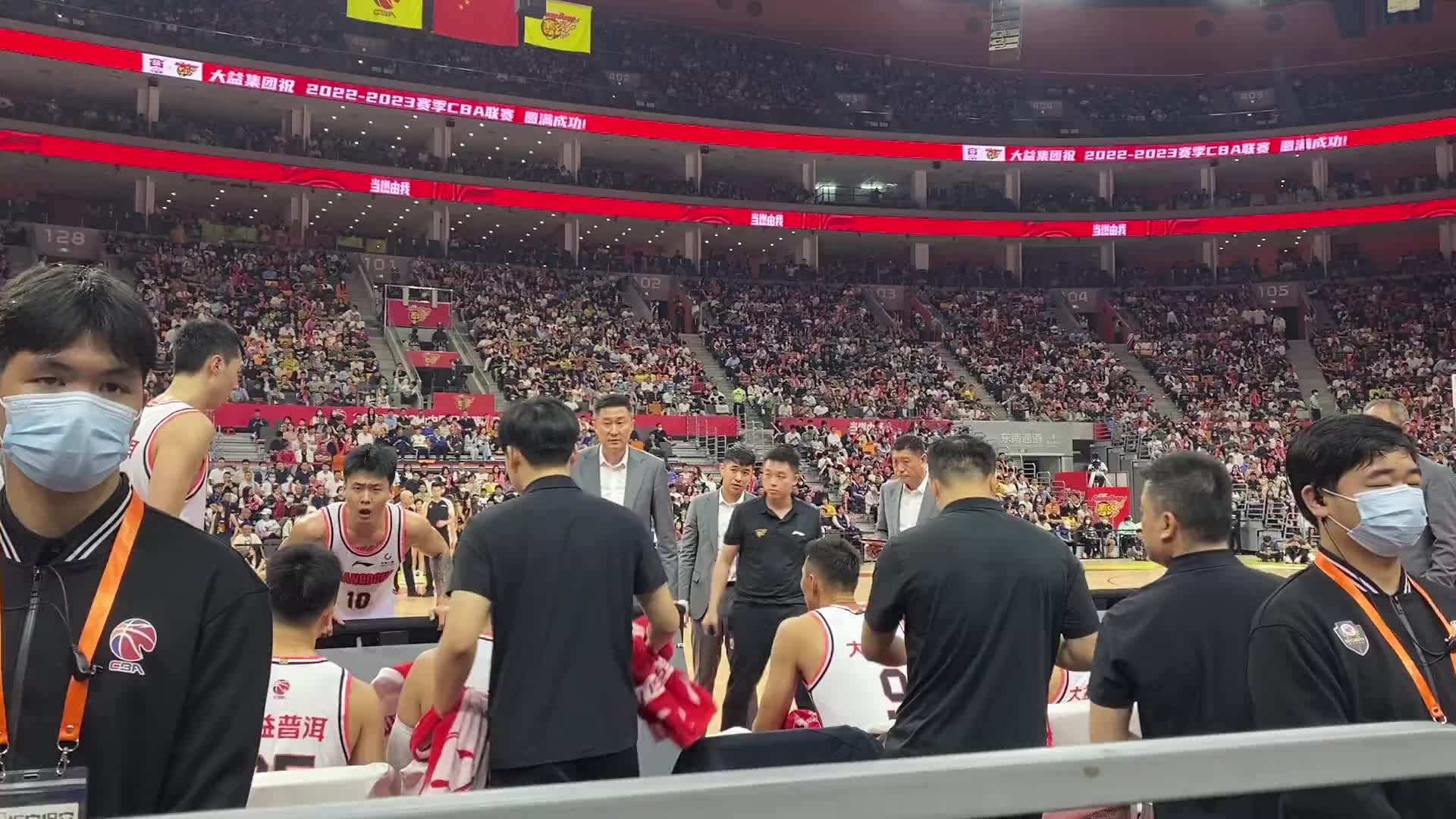 广东球迷晒视频：张明池被赵睿教训了 买票不能靠太前容易被吓到