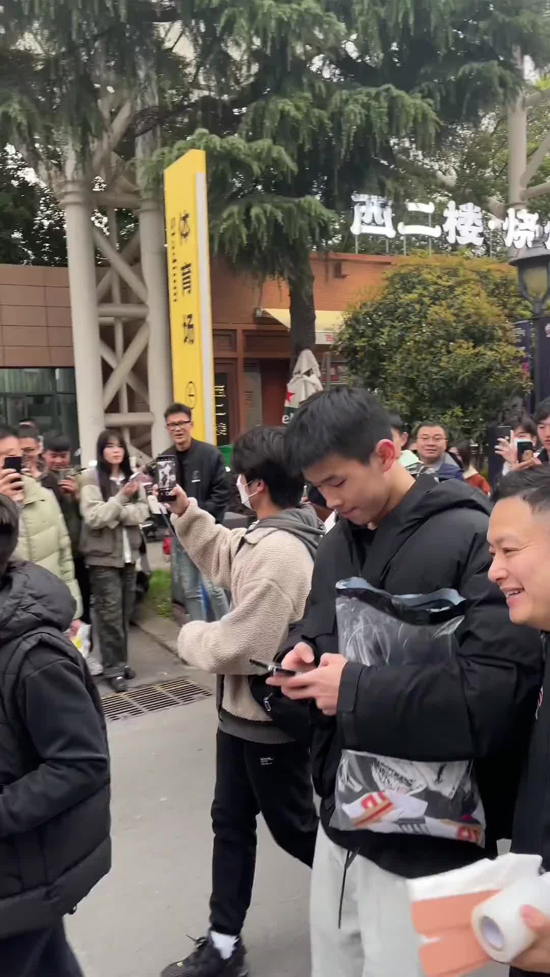 球迷喊林葳加油！有人冒出来喊：卓识 卓识 林葳：什么玩意？
