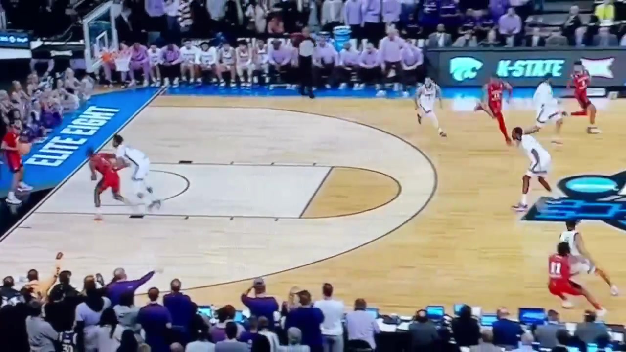 这新战术看来要火！！NCAA再现发球时四个人同时站在底线的战术