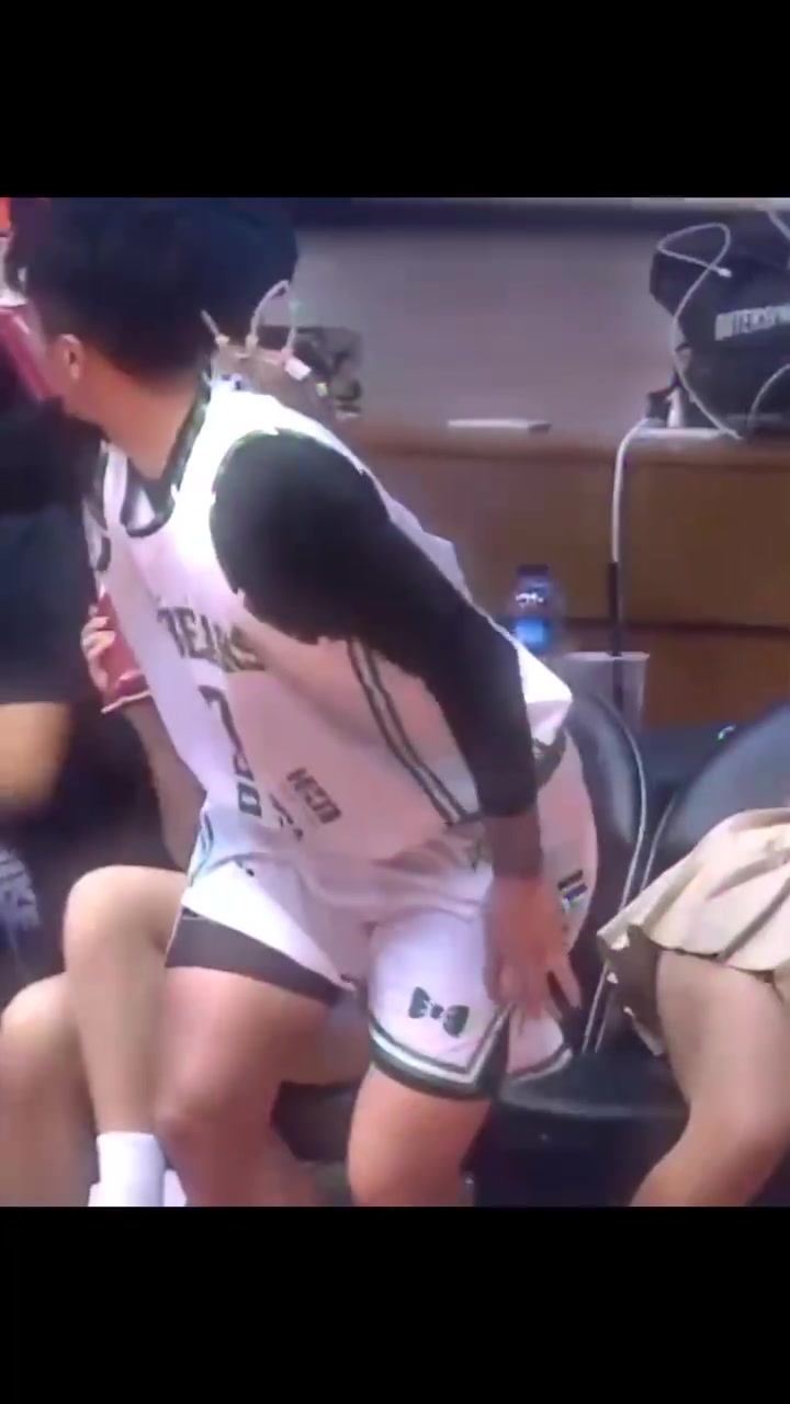 ????你小子故意的吧？上个篮飞出这老远 扶着拉拉队大腿起身