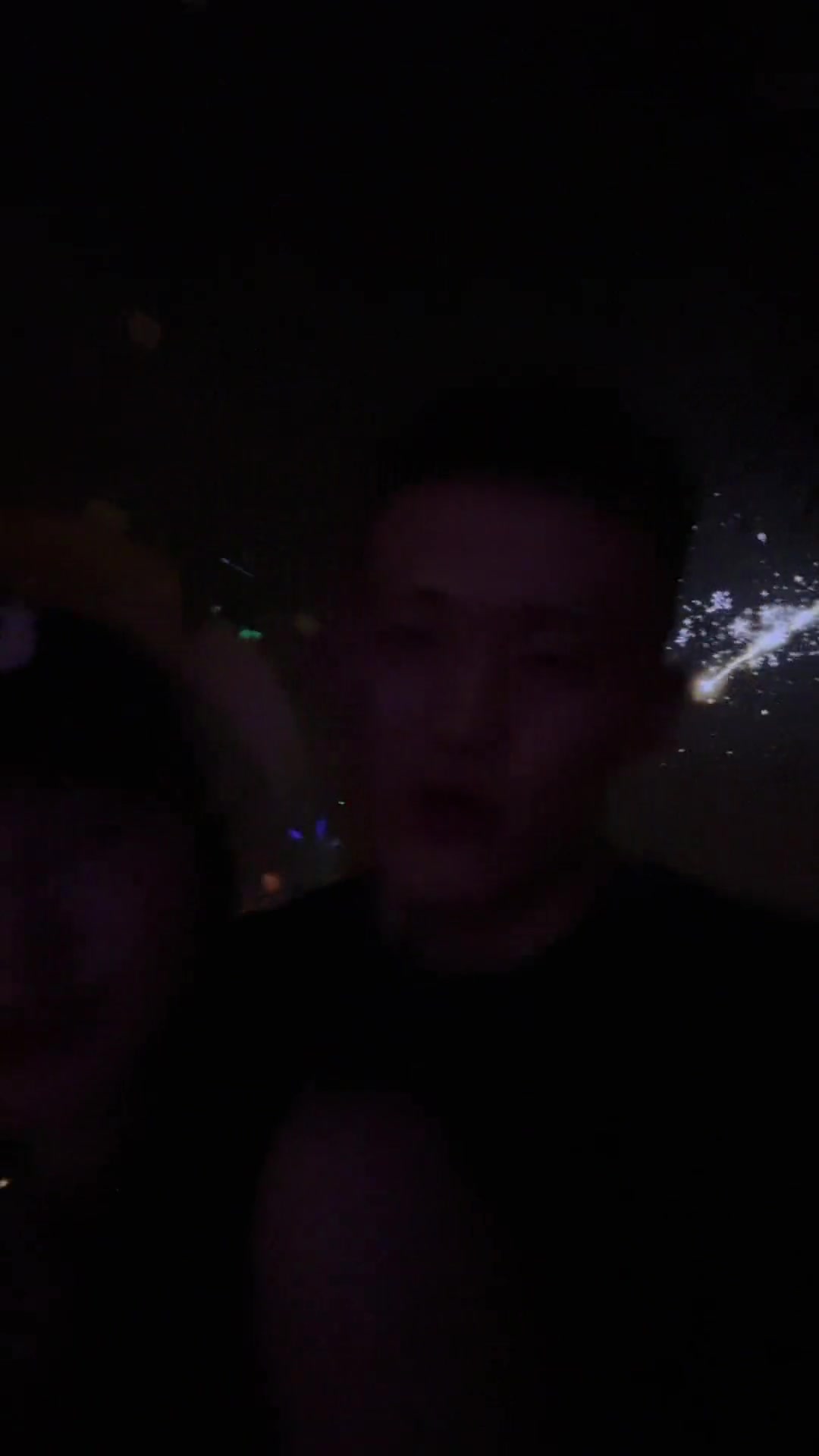 去酒吧都不忘带小美！????周鹏晒与小美在酒吧的自拍视频