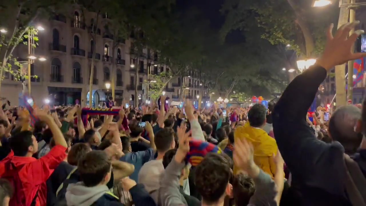巴萨球迷庆祝夺冠，上街齐声高喊：梅西，梅西！！！