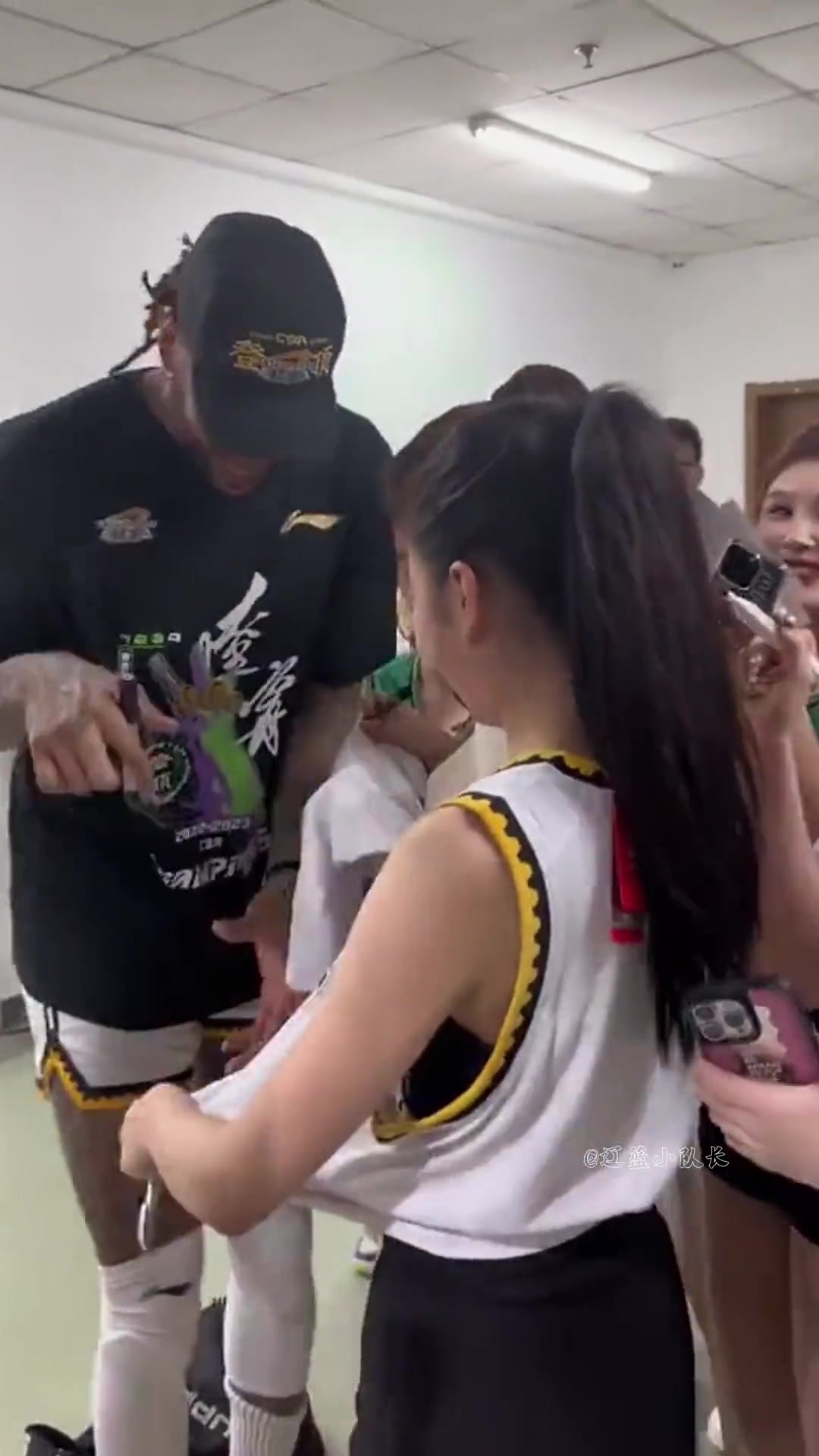 莫兰德赛后为辽篮啦啦宝贝签名，大莫见到美女笑得合不拢嘴????
