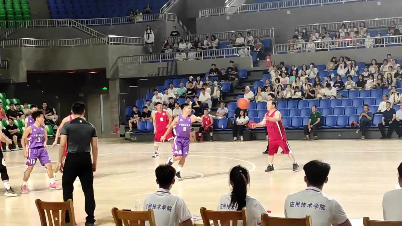 这么大牌？队友传球失误 大哥不回防还用手指着队友抱怨????