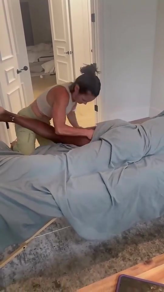 巴特勒表现的如此神勇，原来又找了女康复师来按摩????