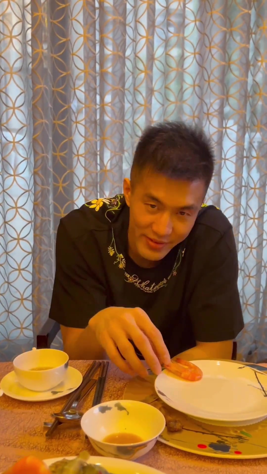 单身郭艾伦520出门吃饭被秀一脸????