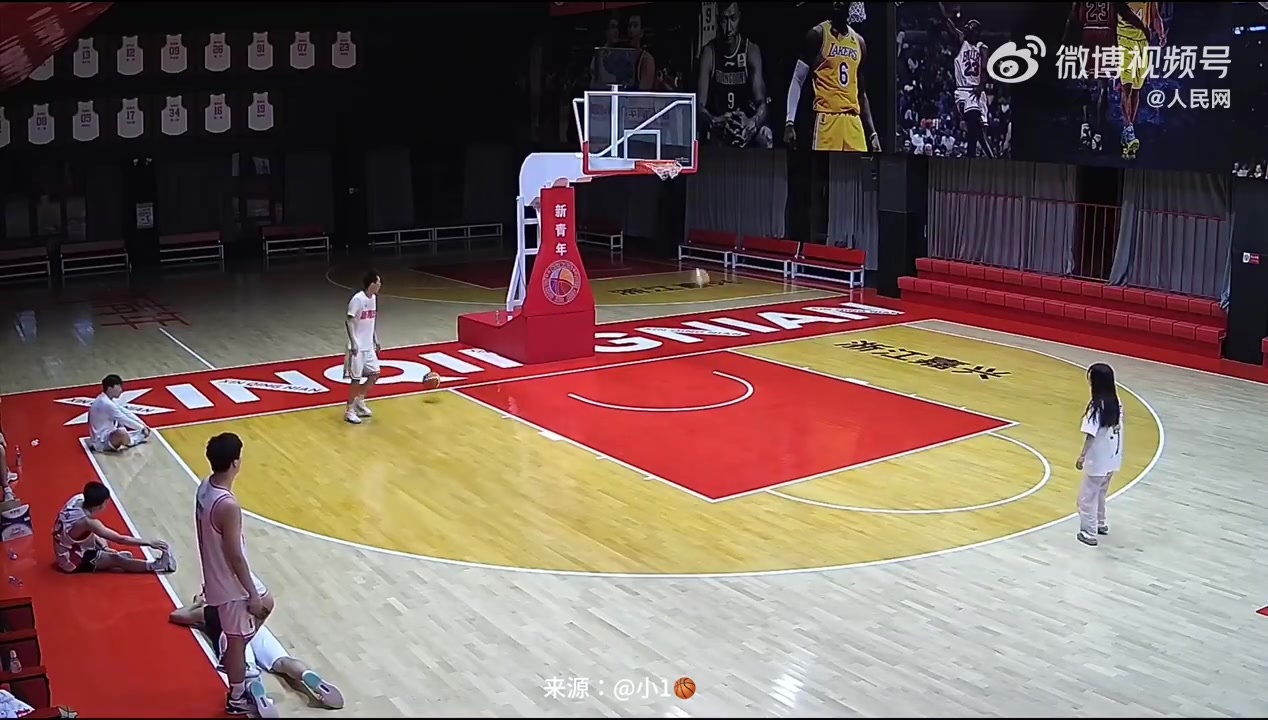 这一定是错觉！一位女生穿拖鞋背投三分球4进3。。????