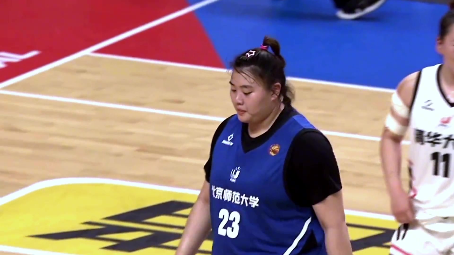 清华女篮VS北师大！大宝贝刘禹彤内线无敌 女版奥尼尔！