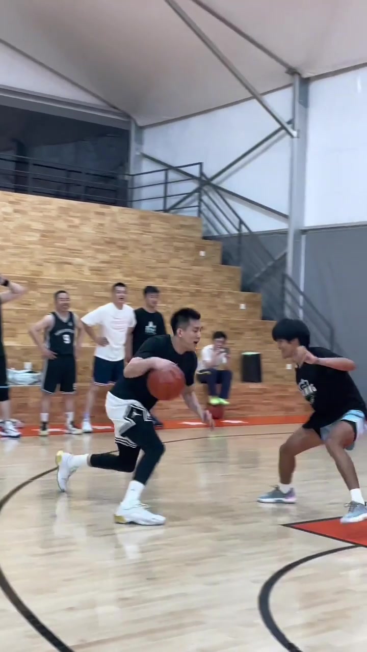 我不要面子的！郭艾伦野球场遭小哥生断 随后直接贴防致小哥失误