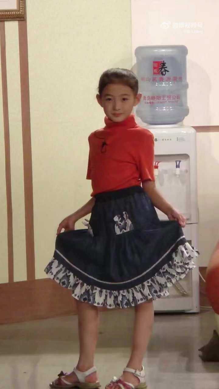 小时候也这么可爱！女主播雪儿穿制服拍六一视频