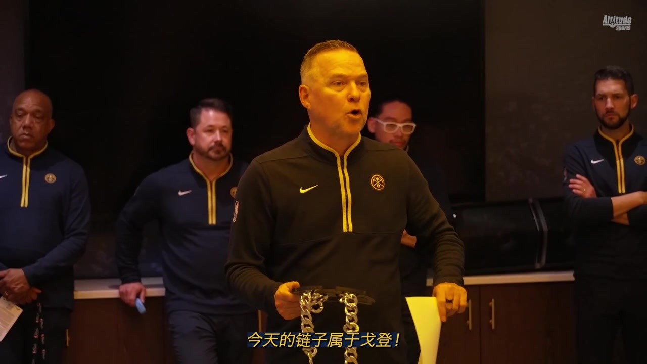 笑死！掘金G1拿下热火马龙将大链子给戈登 队友又起哄学狗叫????