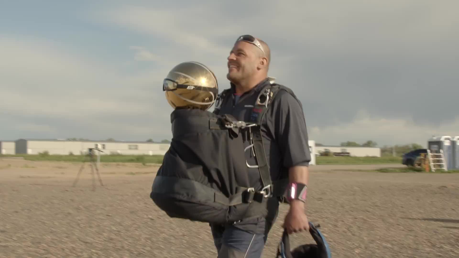 天降奖杯！NBA工作人员带着总冠军奖杯空降丹佛