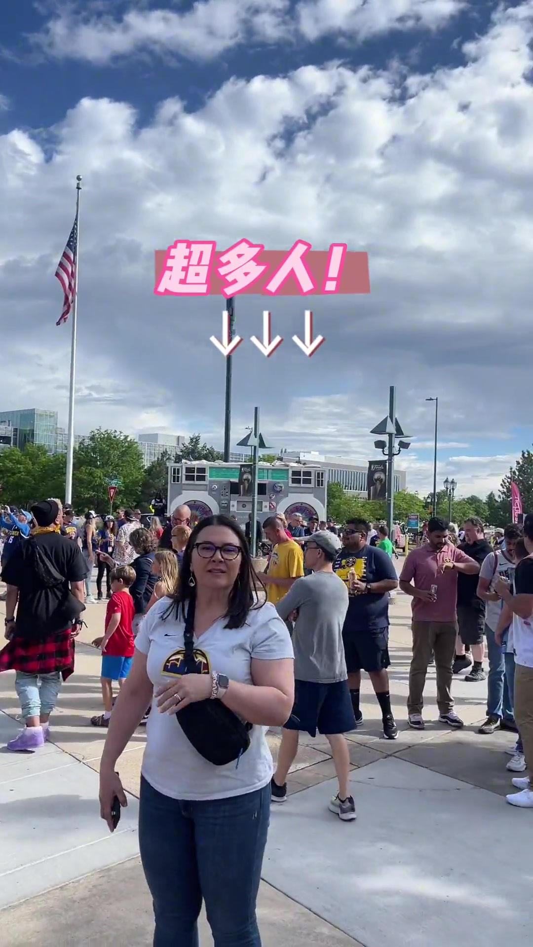 ????周玲安一席白裙赛后采访阿隆-戈登 谈到球馆外场景：好热闹呀
