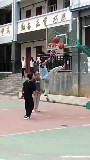 卧槽，卧槽！为了耍帅扣篮这样摔一定痛死吧????