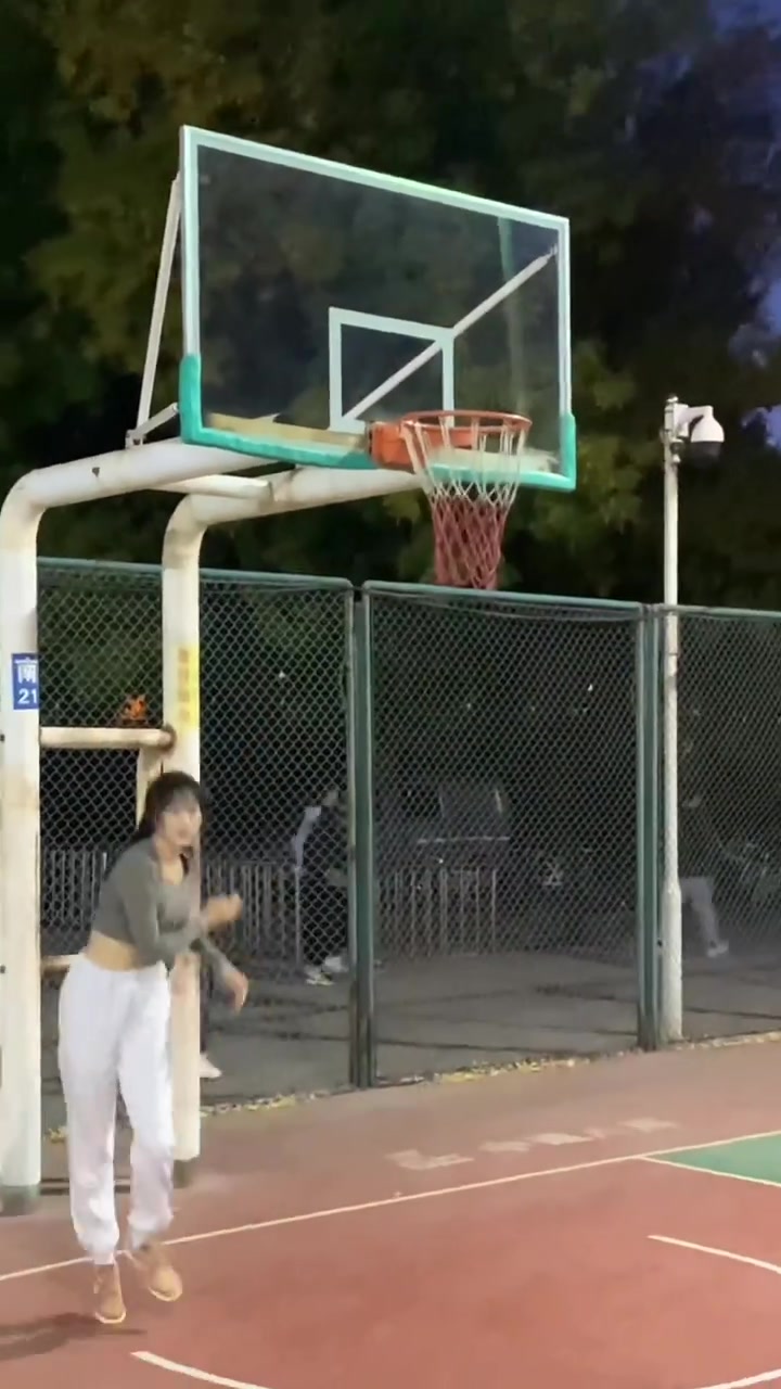 ????小姐姐跳起来摸到筐能赢5成吧友吗？