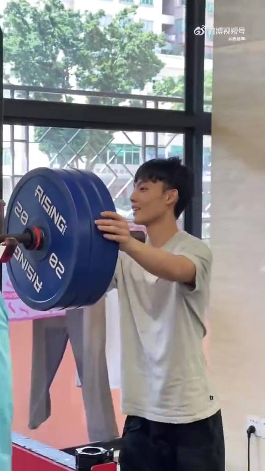 怪不得被叫徐中锋！徐杰训练时竟能做深蹲120kg????