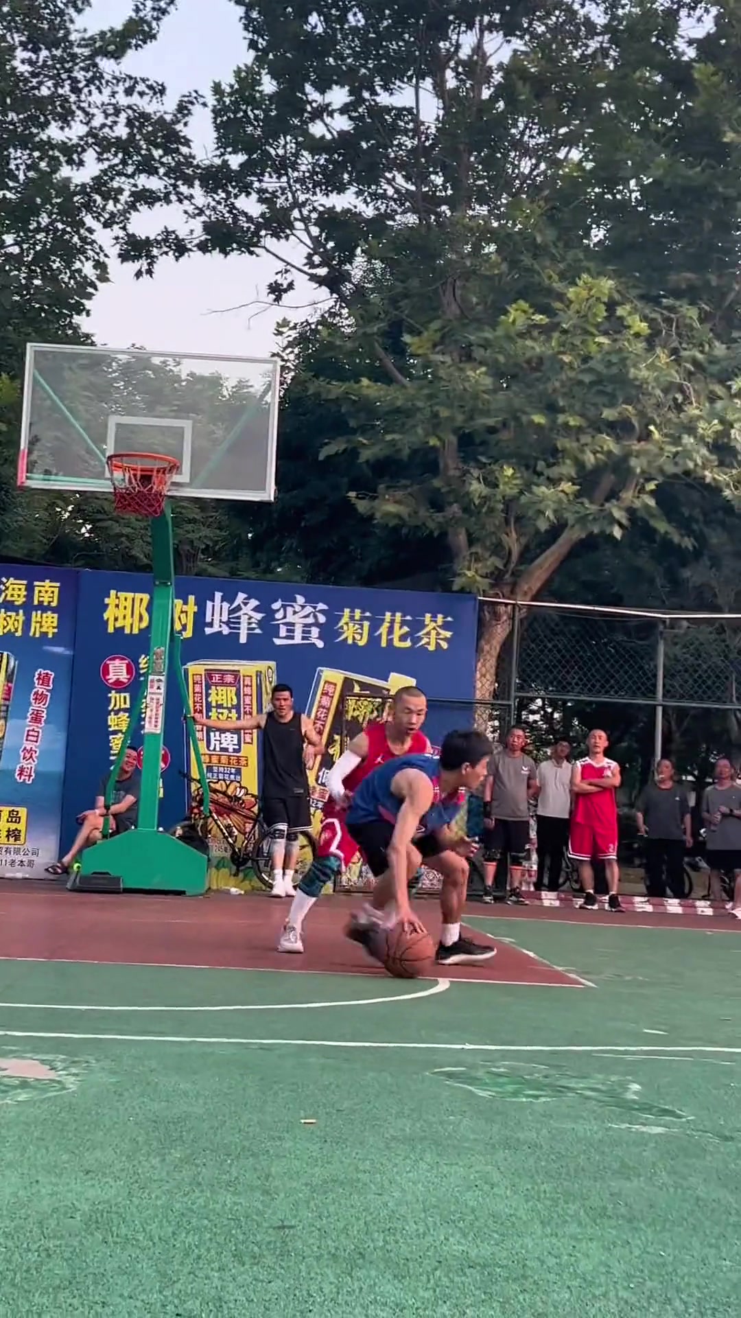 欺负老实人啊！这球确实没走步 是挑事了！