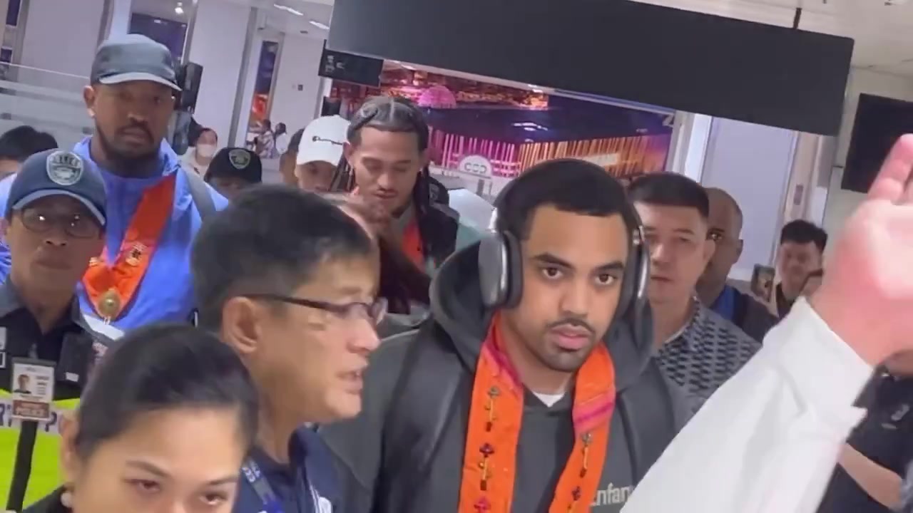 菲律宾乔丹？克拉克森抵达马尼拉机场 来接机的人不少啊