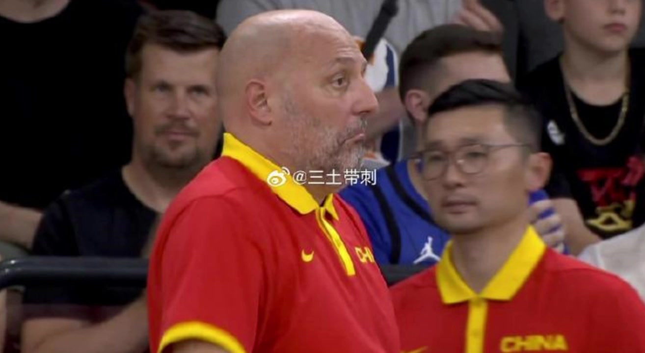 中国男篮49分不敌德国！乔帅本场镜头震惊、摊手、愤怒、满头大汗