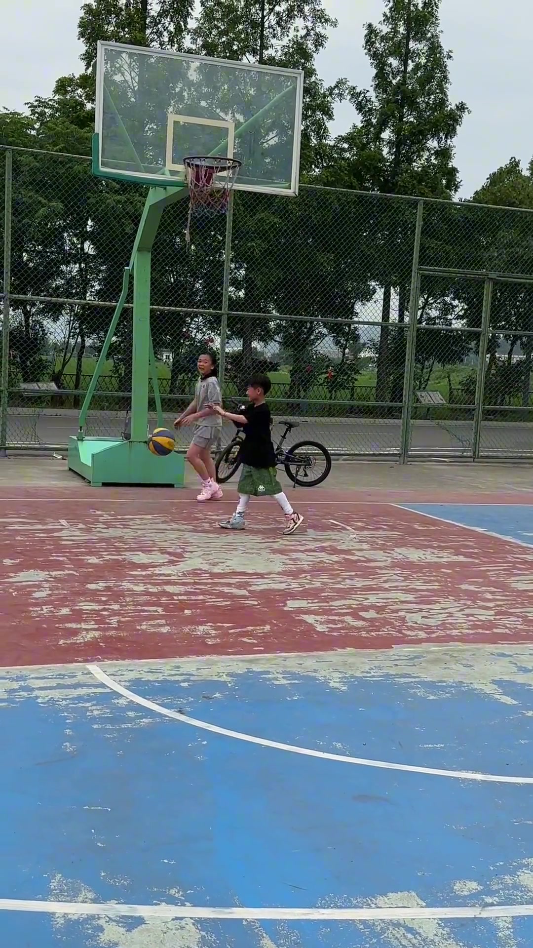 不得了！国产奥妮尔姐姐竟会胯下运球戏耍小菜鸡弟弟了